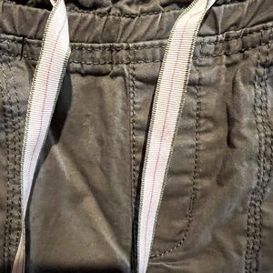 Lee relaxed fit, mid rise Bermuda short in olive green with drawstring waist